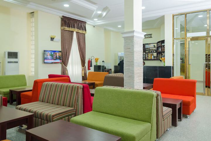 Lounge 46 of 62