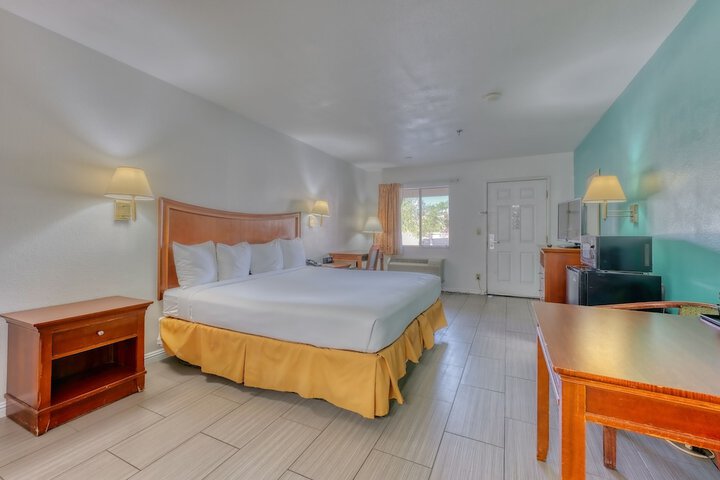 1 King Bed (1 of 26)