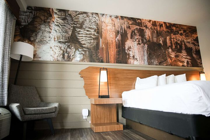 1 King Bed Theme Room Work Desk Coffee Maker Iron and Ironing Board Walk in Shower (5 of 9)