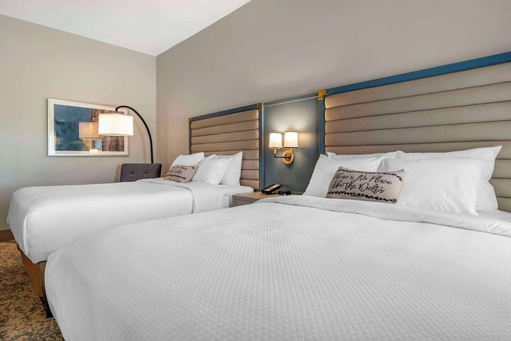 2 Queen Beds (2 of 12)