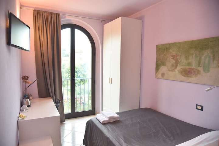 Room 5 of 77