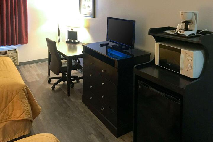 2 Queen Beds (11 of 13)