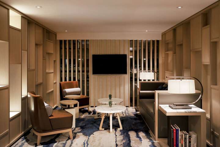Lounge 13 of 91