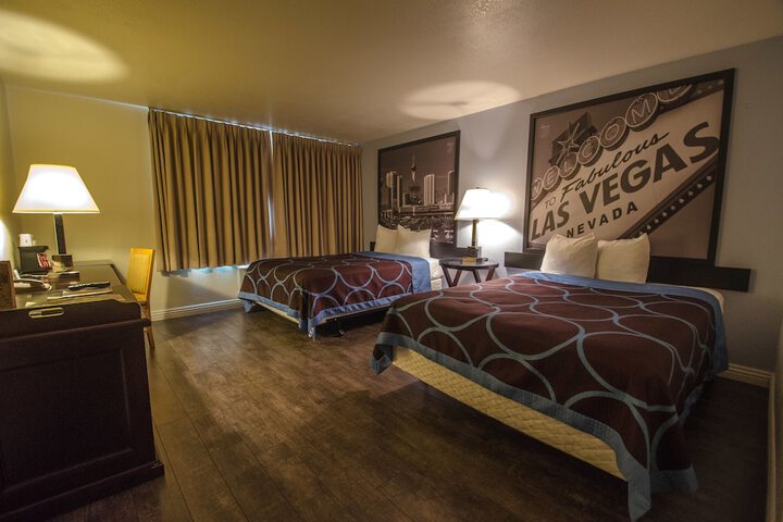 1 Queen Bed (12 of 18)