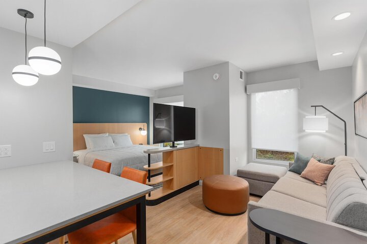 Room 18 of 103