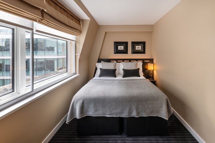 Room 9 of 30