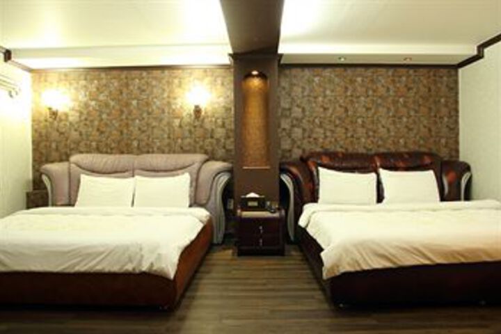 Room 13 of 20