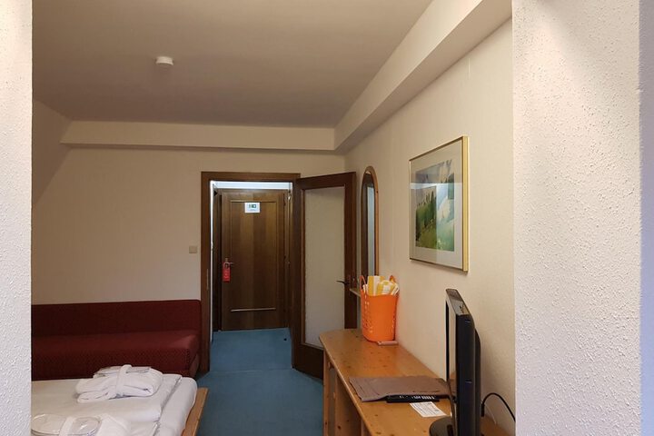 Room 3 of 39