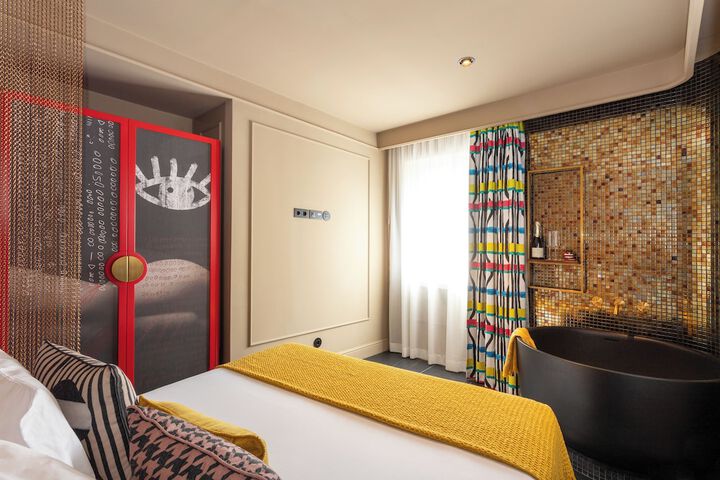Room 16 of 141