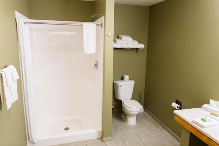 Queen Bed Accessible (13 of 16)