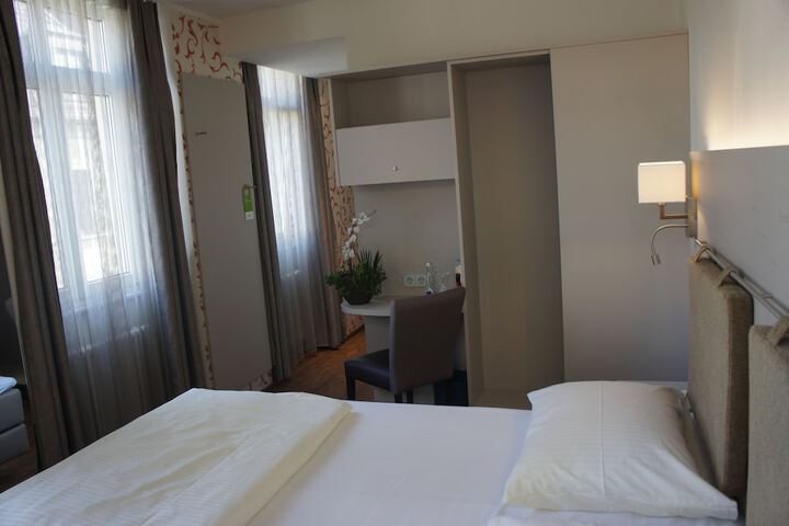Room 9 of 94