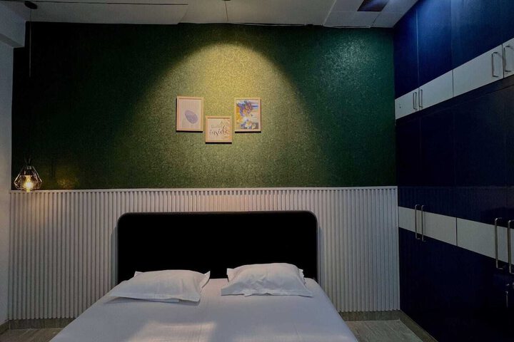 Room 9 of 18