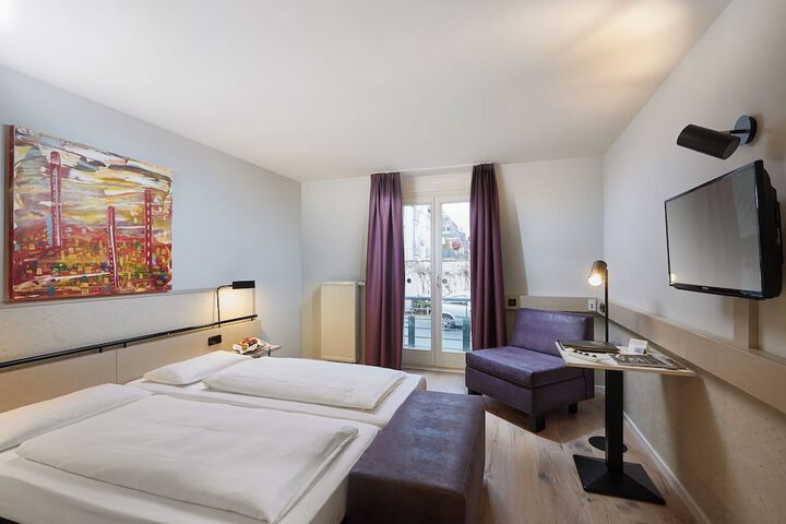 Room 33 of 110
