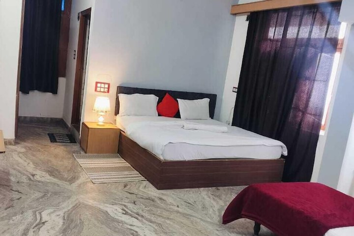 Room 5 of 8