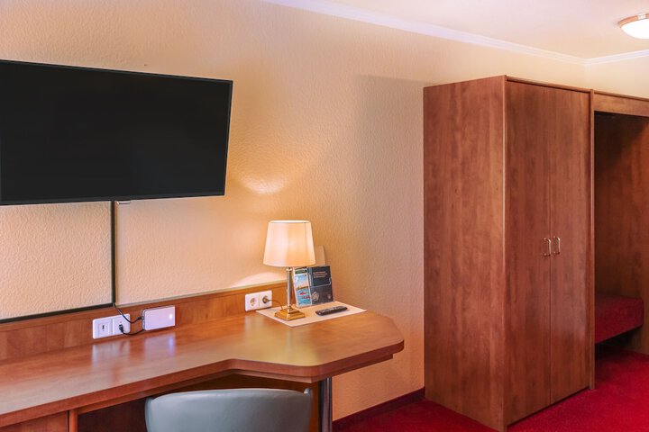 Room 9 of 43