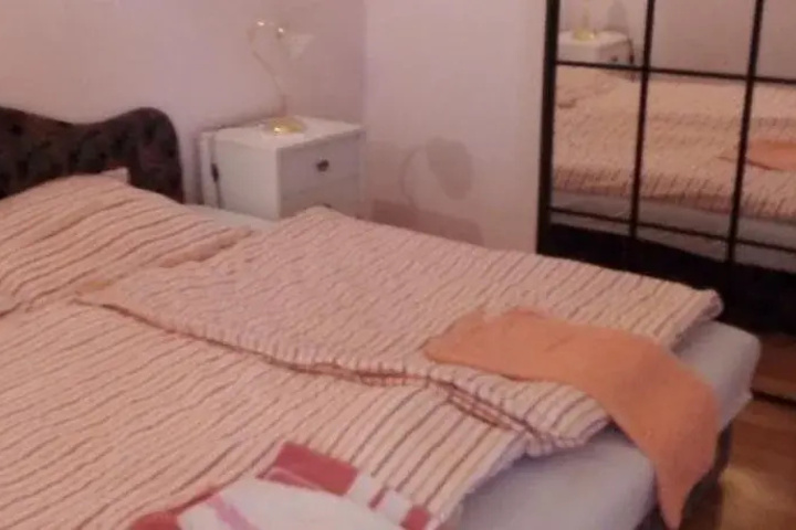 Room 5 of 12