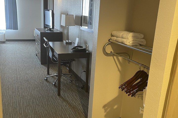 1 King Accessible with Roll in Shower (33 of 39)