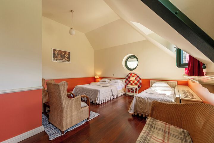 Room 16 of 80