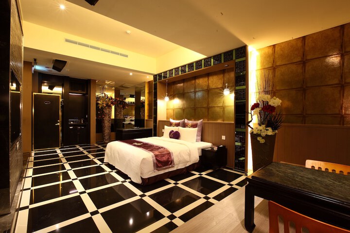 Room 2 of 32
