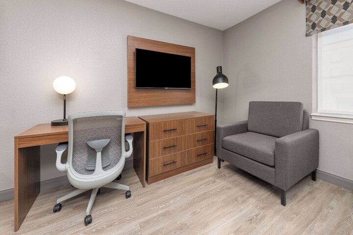 1 Queen Bed Suite Full Kitchen (10 of 15)