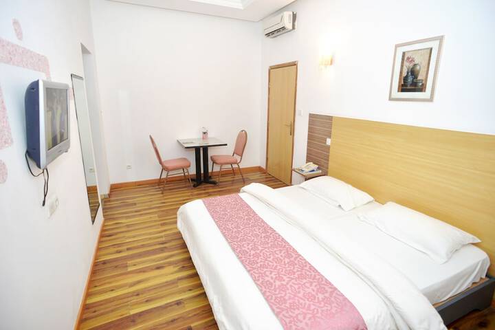 Room 13 of 32
