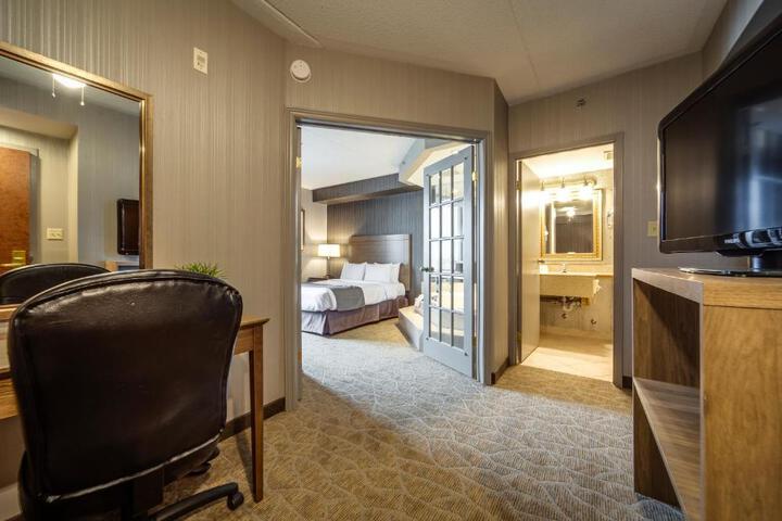 2 Queen Beds (16 of 26)