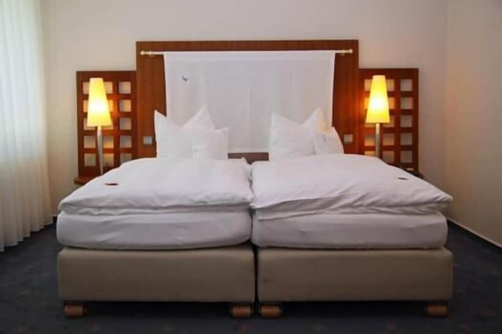 Room 6 of 39