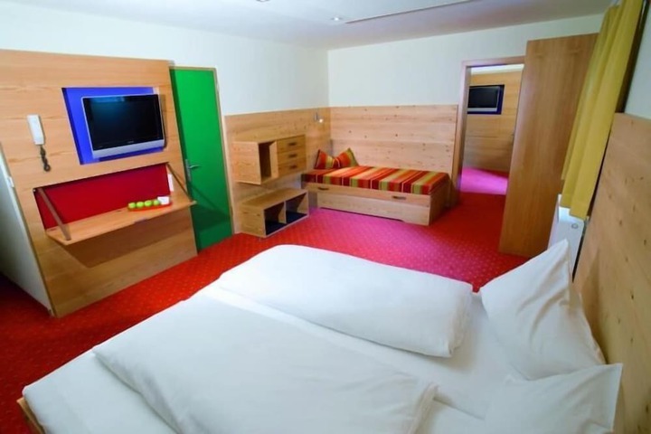 Room 9 of 74