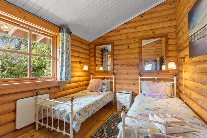 Room 4 of 12