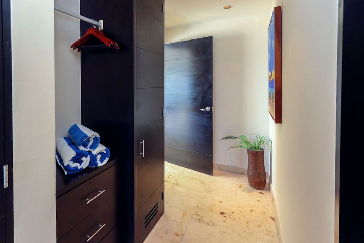 Room 2 of 37