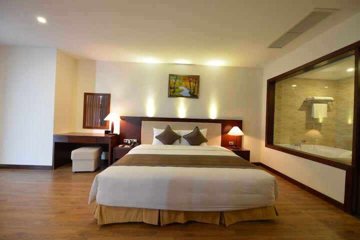 Room 8 of 61