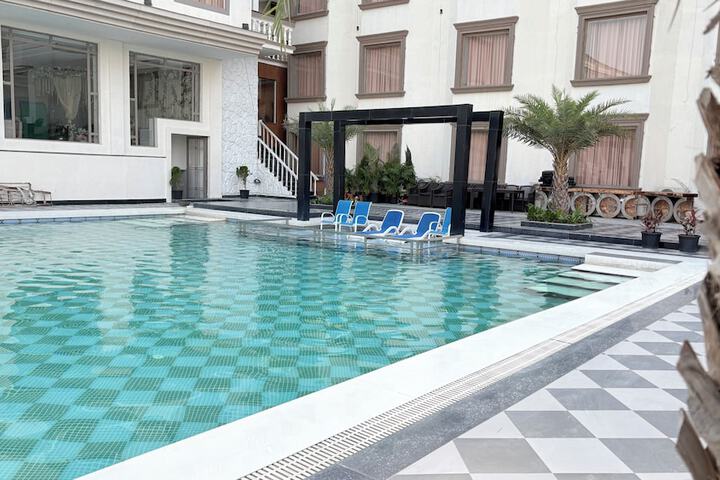 Pool 11 of 28