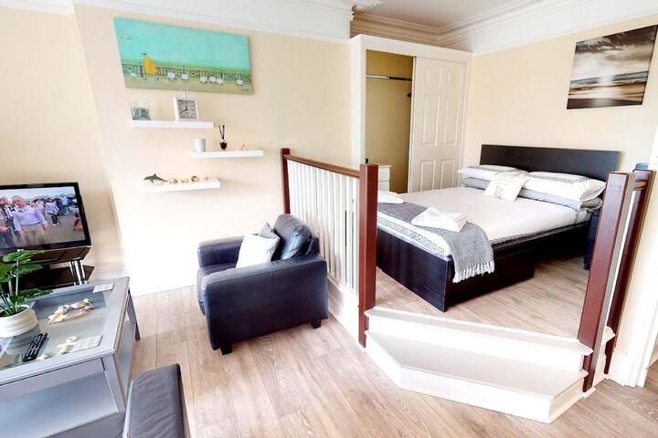 Room 2 of 33