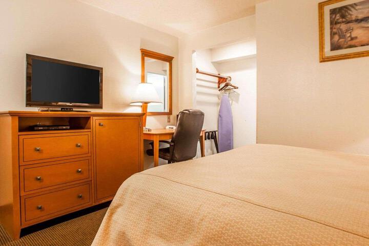 1 Queen Bed (7 of 8)