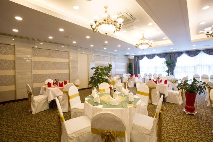 Ballroom/Hall 143 of 145