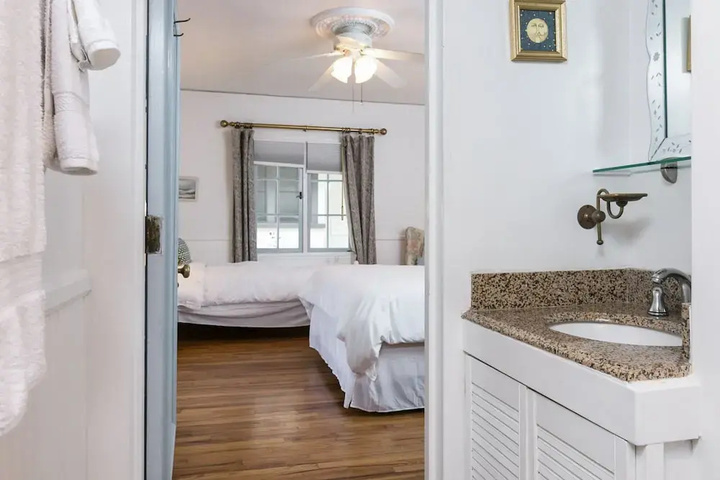 Exterior of Belle Caruso - Beautiful Boutique Walk To Beach 1 Bedroom Hotel Room