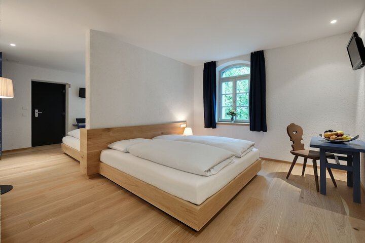 Room 6 of 98