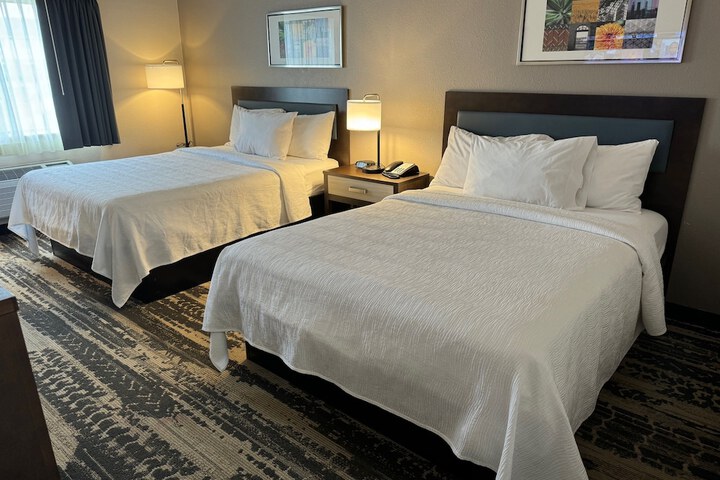 2 Queen Beds (8 of 15)