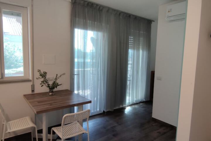 Room 8 of 127