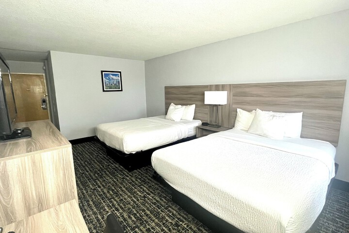 2 Queen Beds (15 of 19)