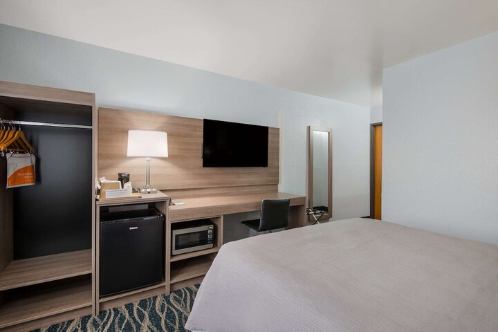 Queen Bed Accessible (2 of 11)