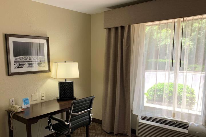 2 Double Beds Sitting Area Work Desk Microwave and Refrigerator WiFi Full Breakfast (3 of 6)