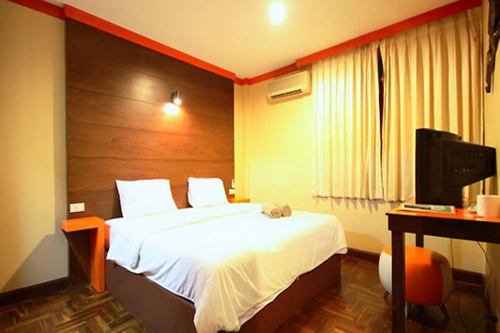 Room 7 of 18