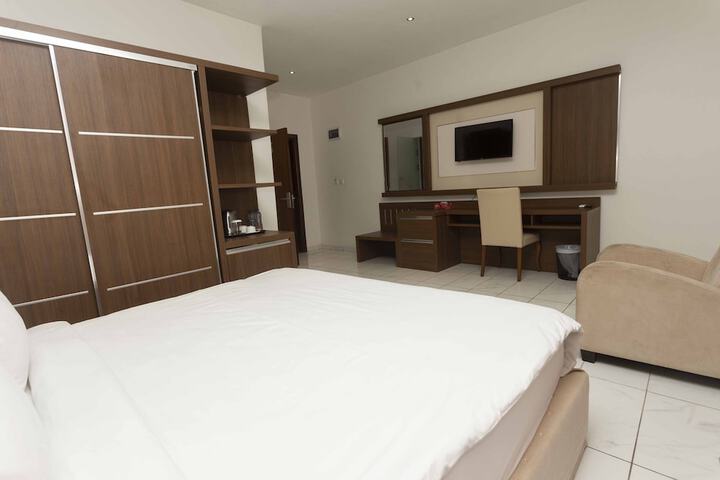 Room 28 of 83