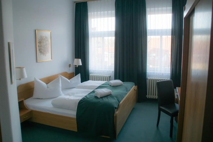 Room 10 of 33