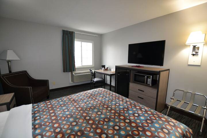 1 Queen Bed (16 of 16)