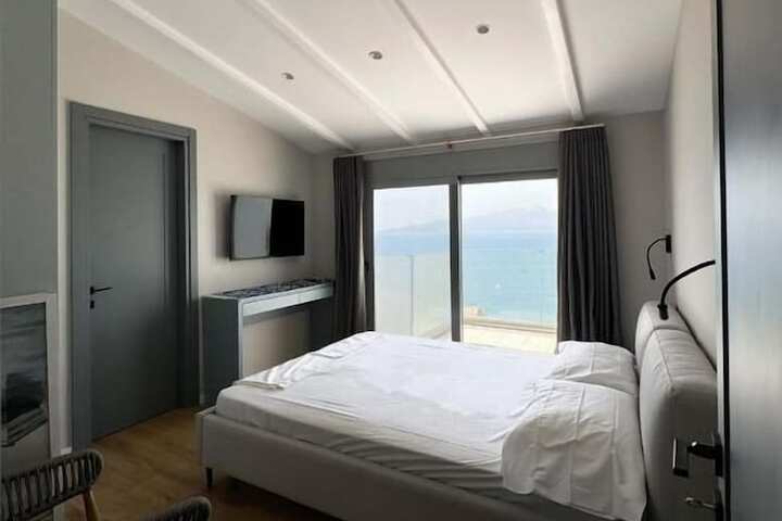 Room 9 of 48