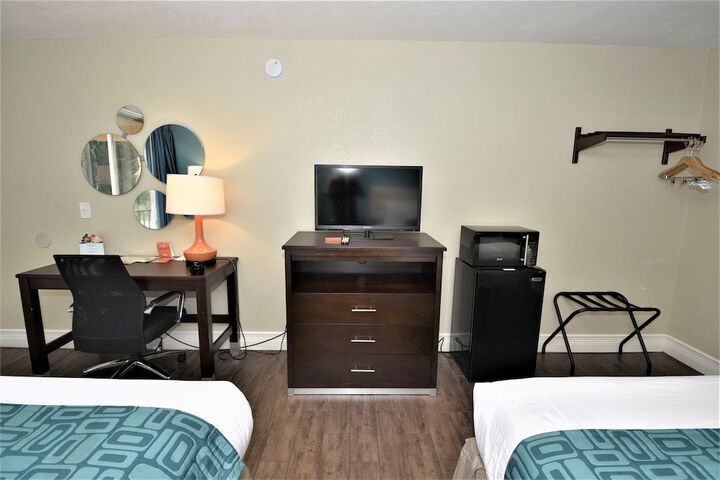 2 Queen Beds Accessible (3 of 13)