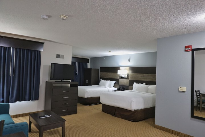 1 Queen Bed Efficiency Suite (51 of 54)