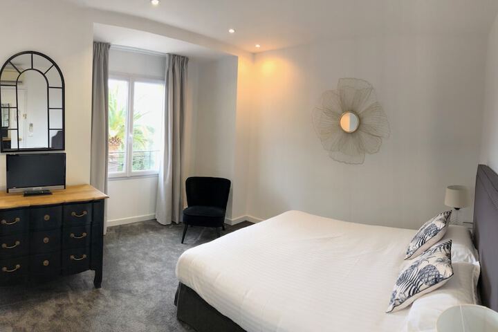 Room 6 of 10